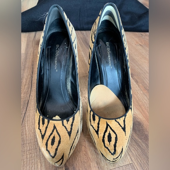 Rare! GUC Vintage BCBG Animal Print Suede Pump by BCBG 7.5b - Picture 4 of 11